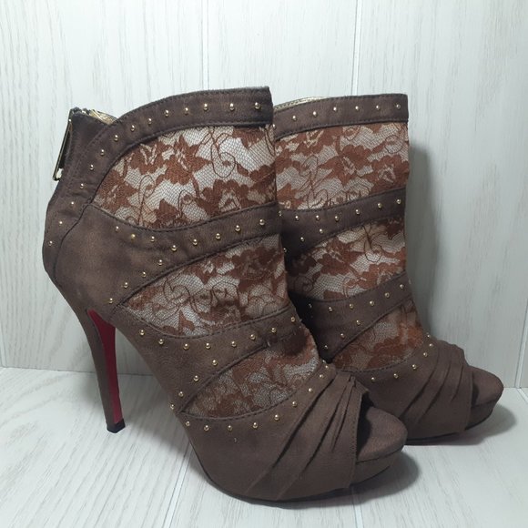 Apple Bottom Cream Colored Lacey Style Peek Toe Back Zip Heels Size 8 - Picture 3 of 4